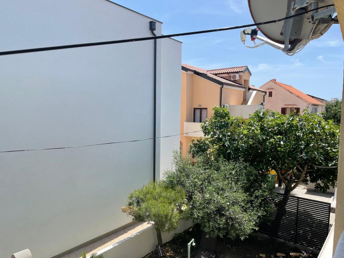 Apartments Villa Engeli Vir Luaran gambar
