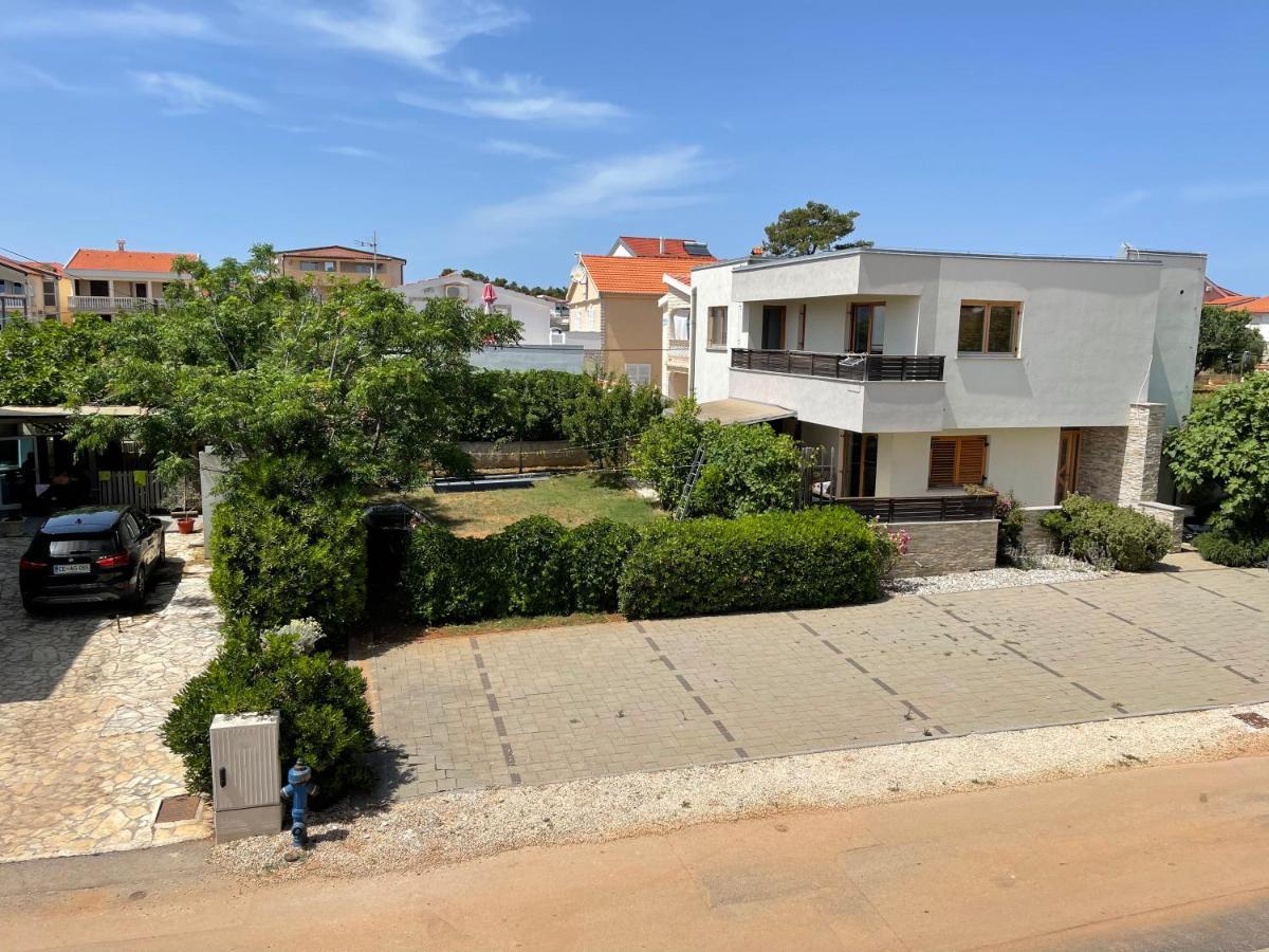 Apartments Villa Engeli Vir Luaran gambar