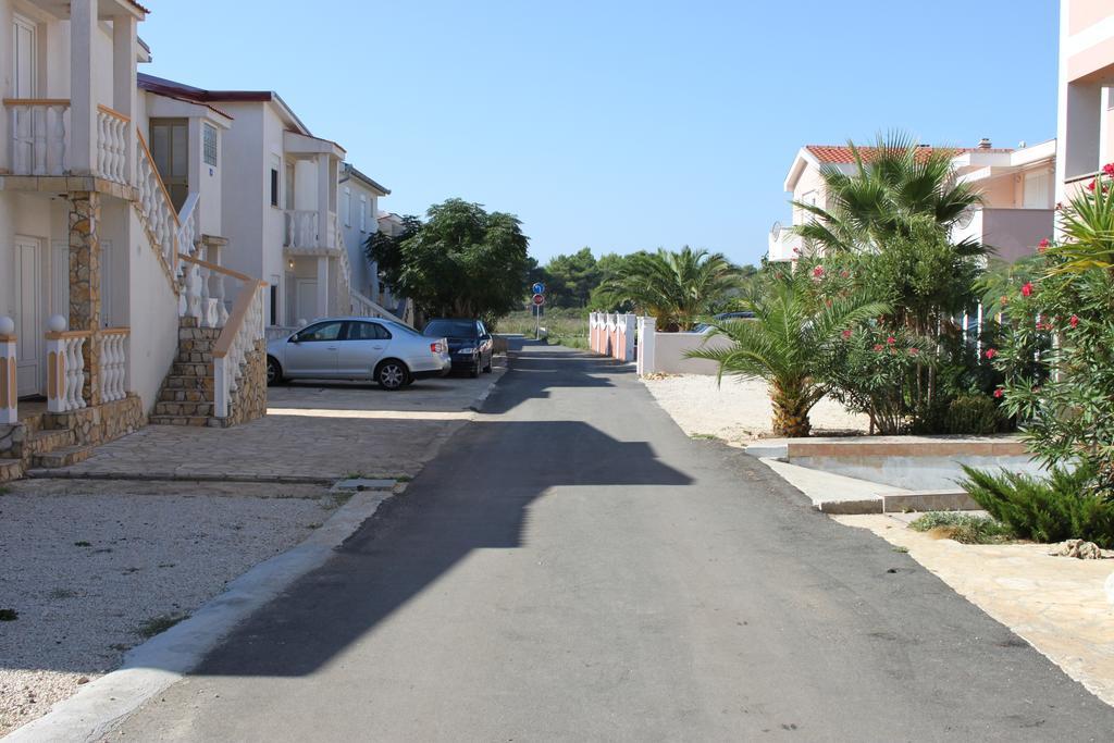 Apartments Villa Engeli Vir Luaran gambar