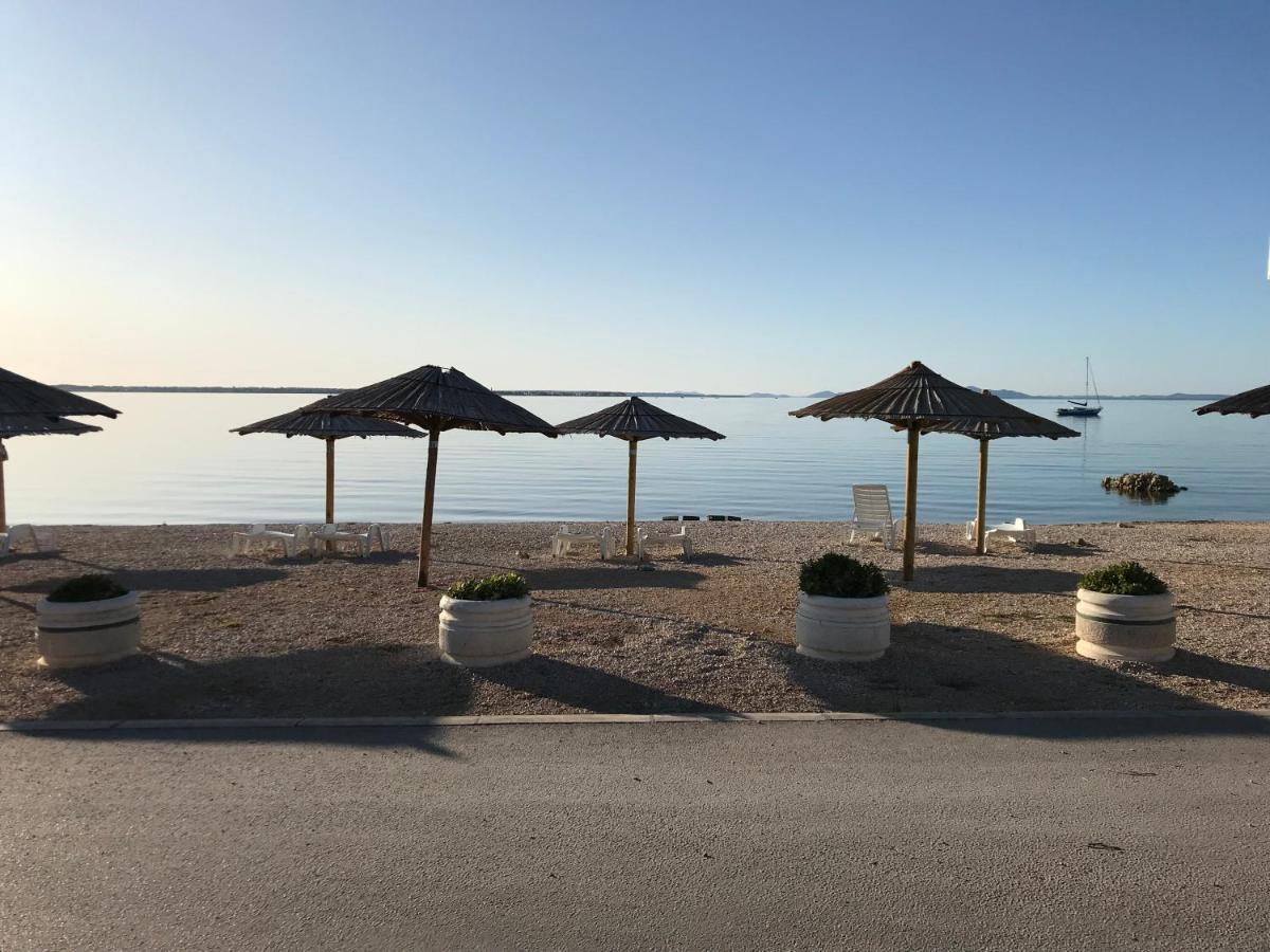 Apartments Villa Engeli Vir Luaran gambar